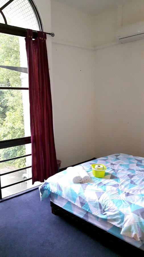 Ez Lodgings Kampong Gadong Екстер'єр фото