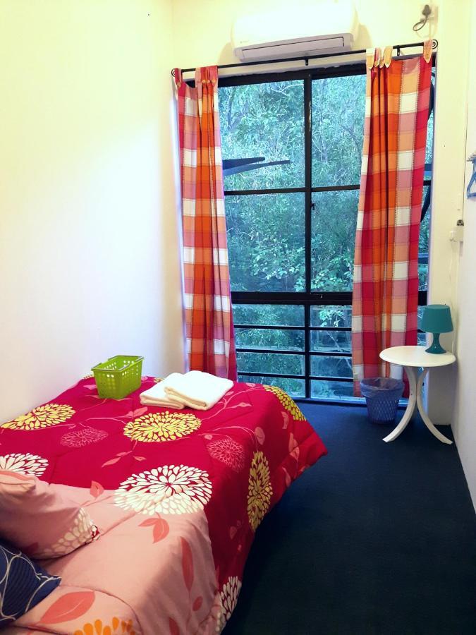 Ez Lodgings Kampong Gadong Екстер'єр фото